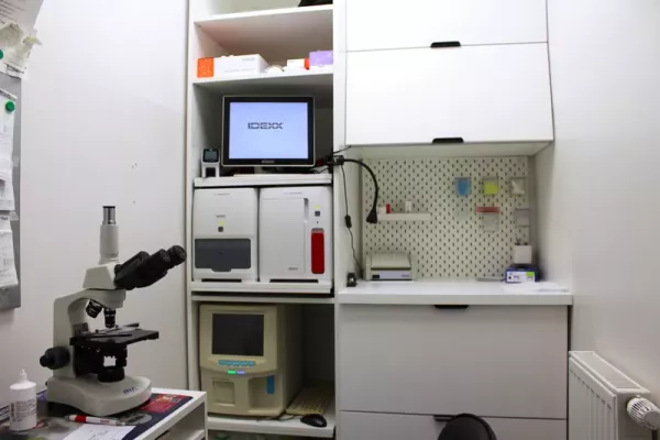 Laboratorium weterynaryjne z mikroskopem i analizatorami
